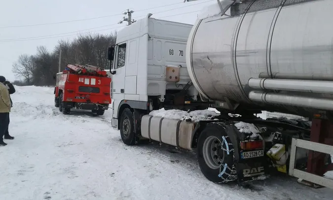 У Струмівці застрягла «швидка» з пацієнтом, а в Горохові – вантажівка (фото, відео)