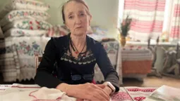 «У чотири роки вже вишивала»: майстриня з Волині зберігає унікальну техніку занизування (фото)