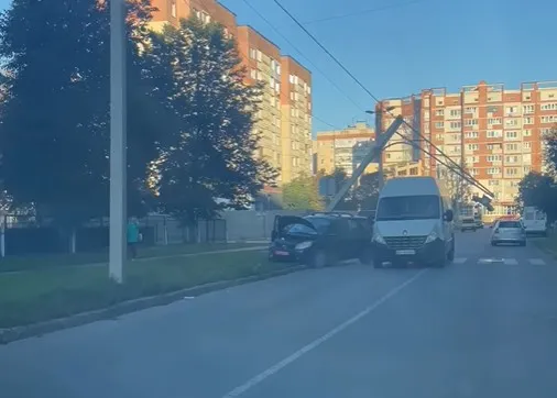 На вулиці Воїнів-афганців у Луцьку водій легковика збив стовп (відео)