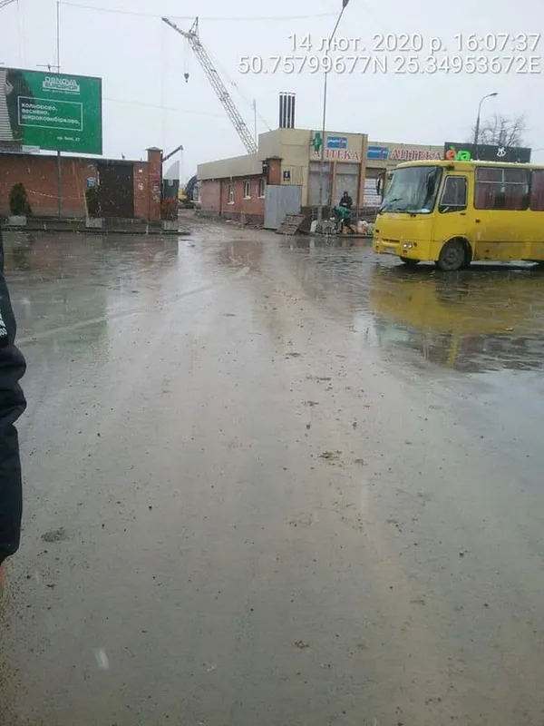 У Луцьку провчили водія, який забруднив дорогу біля вокзалу (фото)