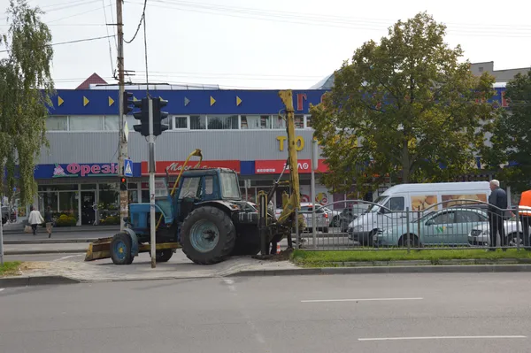 На Соборності у Луцьку монтують дорожнє освітлення (фото)