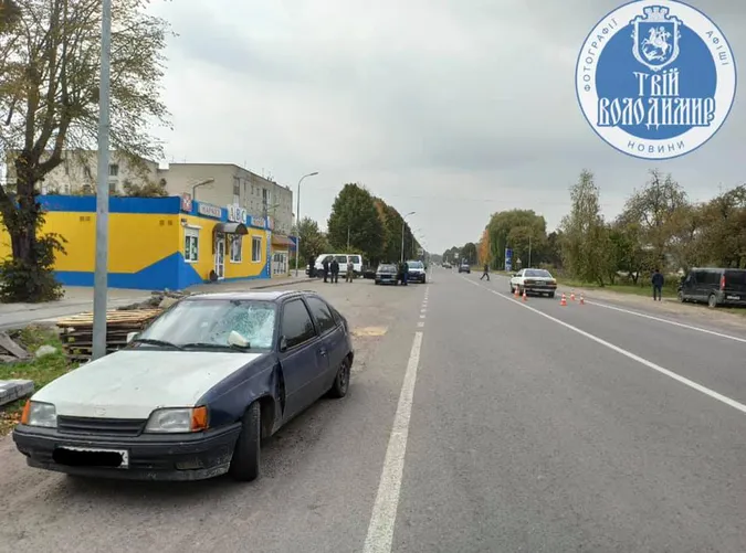 Від удару відкинуло на інше авто: у Володимирі Opel збив дитину (фото, відео)