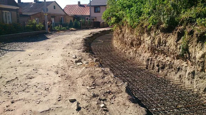 У Луцьку укріплюють схили замку Любарта (фото)