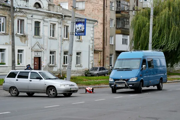 У Луцьку люк без кришки позначили пухнастою будкою (фото)