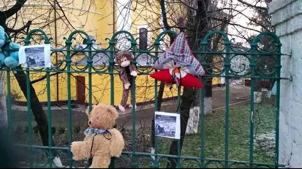 «Геть московського попа»: під церкви Луцька принесли ляльки (фото)