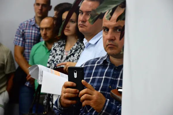 ...а Ігор Корольчук знімає їх на свій телефон
