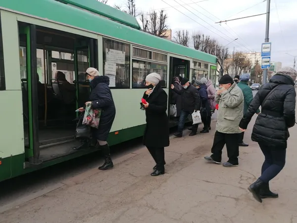 На зупинках мерзнуть діти: лучани обурені, що водії не беруть «стоячих» пасажирів