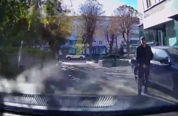 У Луцьку чоловік грів на сонці пуцьку (фото 18+, відео)