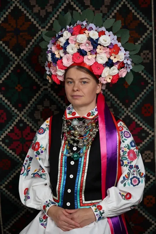 Переколяна гладь, лускавки і волинська крайка: весільний стрій з Любешівщини вдруге отримав нагороду (фото)
