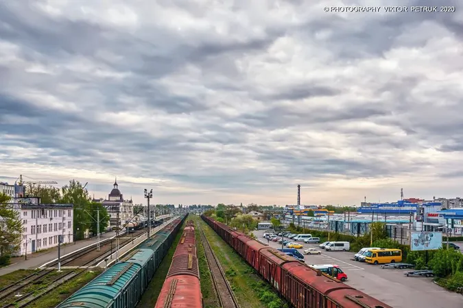 Фотограф показав весняні ранки на порожніх вулицях Луцька