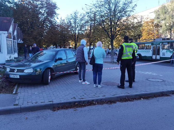 У Луцьку на Відродження автомобіль на зупинці збив чоловіка (фото, відео)