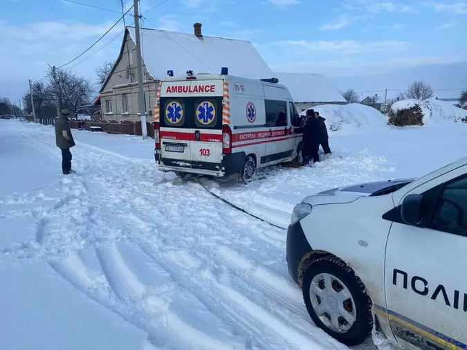 На Волині поліцейські допомогли десяткам водіїв, які потрапили в халепу (фото)