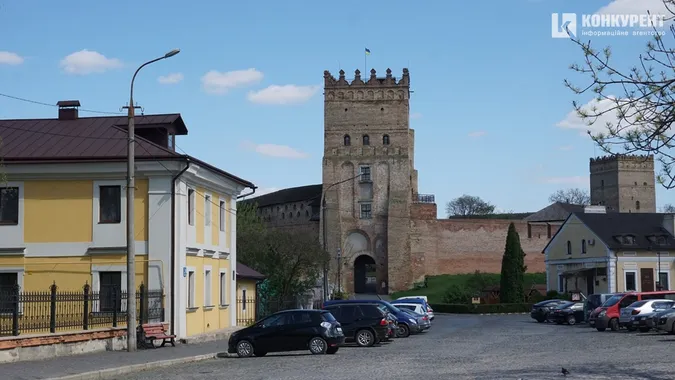 Старе місто у Луцьку буяє квітами (фото)