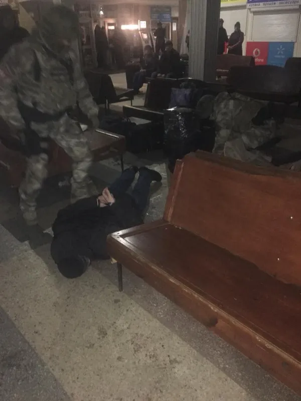 На луцькій автостанції озброєні силовики провели затримання (фото)
