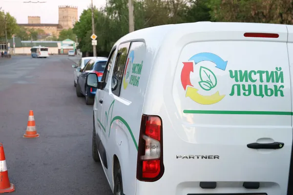 Кожну – півтори години: у Луцьку миють зупинки громадського транспорту (фото)