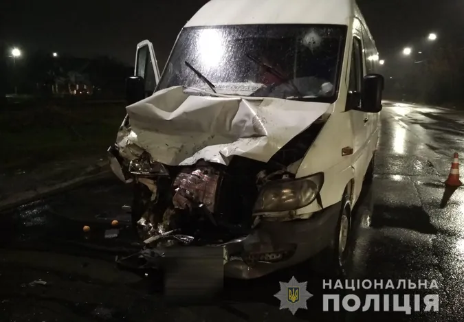 «Гелик» vs маршрутка: поліція з'ясовує обставини ДТП з потерпілими у Луцьку (фото, відео)