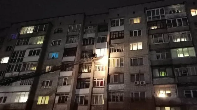 У Луцьку дитина зачинилась у кімнаті на сьомому поверсі – допомогли рятувальники (відео)