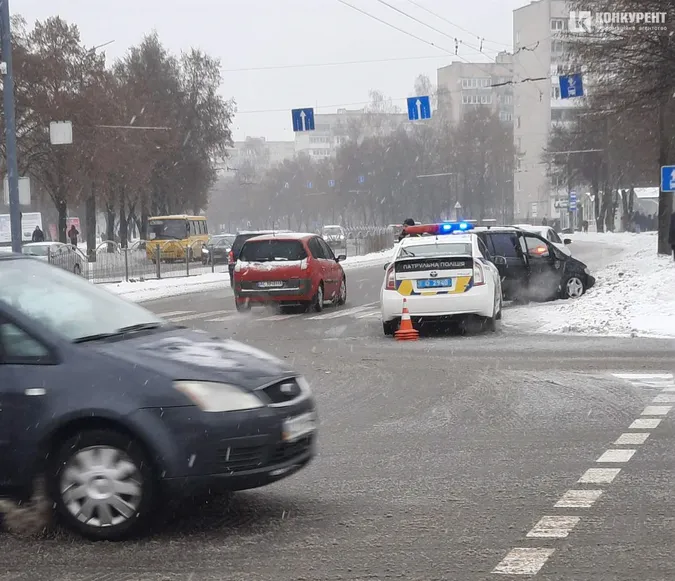 У Луцьку на Соборності потрощилися легковики (фото)