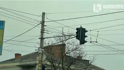 Анархія на перехресті: у Луцьку на Дубнівській не працює світлофор (відео)