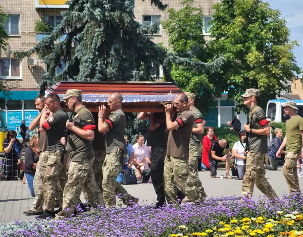 Сотні ковельчан стали на коліна перед загиблим Героєм (фото)