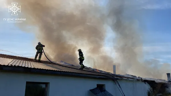 Знищено перекриття та обладнання: у Луцькому районі горів столярний цех (фото, відео)
