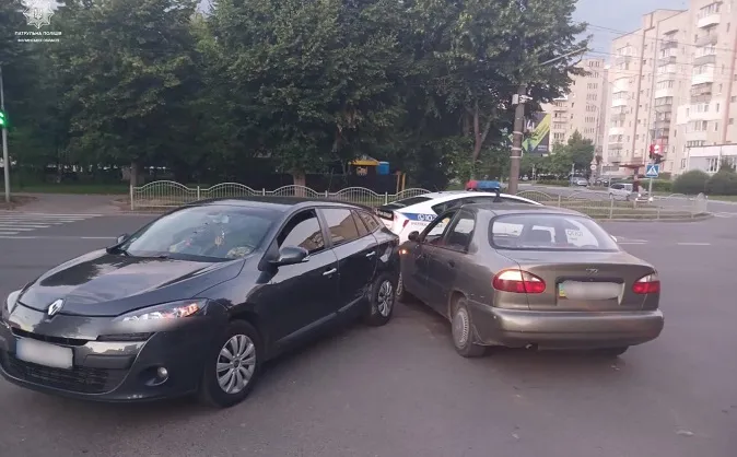 В крові – 2,17 проміле: у Луцьку п'яний як чіп на «ланосі» влетів у «рено» (фото)