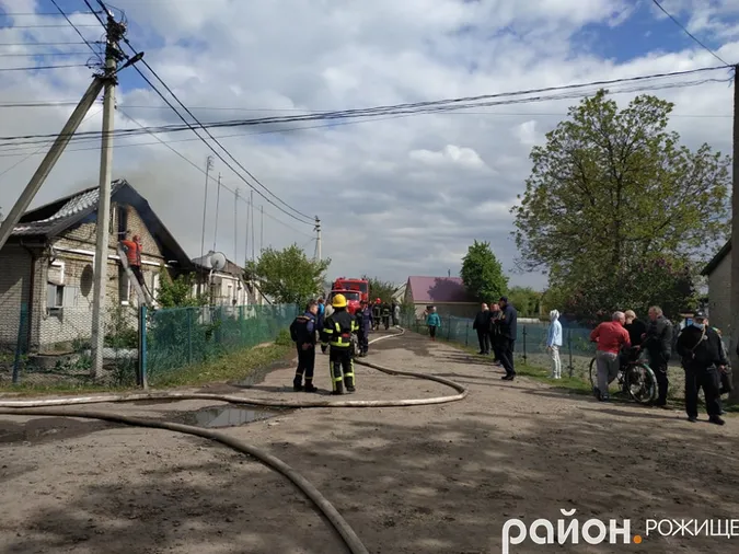 У Рожищі – масштабна пожежа: горить приміщення колишнього гуртожитку (фото, відео)