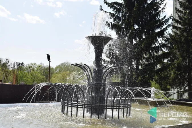 У Луцьку увімкнули фонтани до Великодня (фото)
