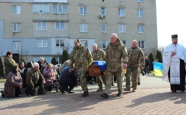 Осиротіли дві доньки: на Волині попрощалися з воїном Володимиром Сасовським (фото)