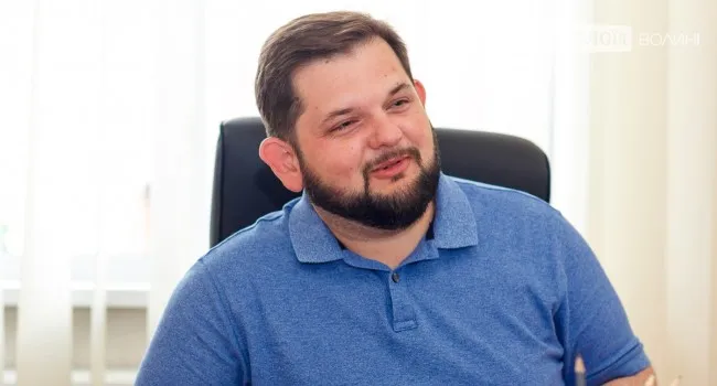 Блокнот із позолотою та особливе канцелярське приладдя: «кабінетний рай» помічника Луцького міського голови