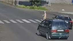Встиг повернути: у Луцьку легковик ледь не збив дитину на переході (відео)