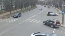 У Луцьку на Відродження легковик збив курʼєра (відео)