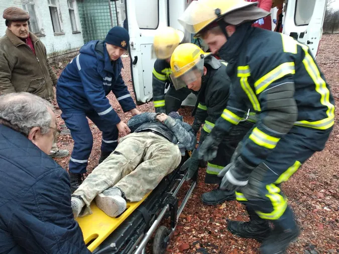 У Нововолинську на чоловіка обвалилася стіна будинку (фото)
