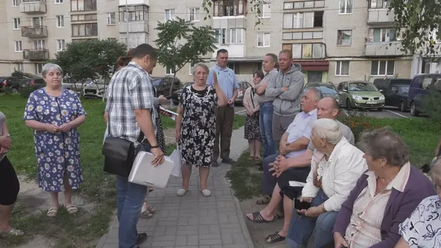 Нема лавок, круті сходи: у Луцьку мешканці будинку не задоволені головою ОСББ (відео)