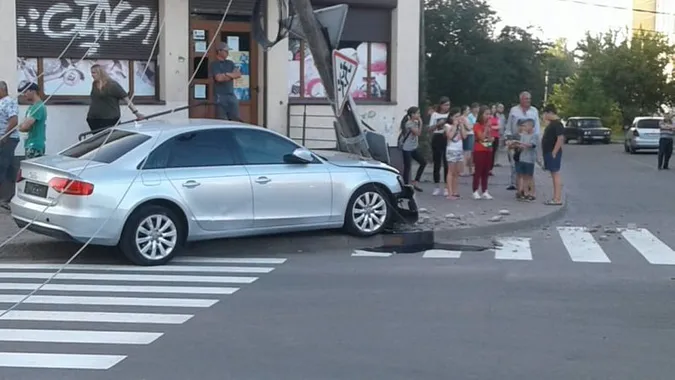 ДТП у Луцьку: автівка вилетіла на тротуар і знесла електричну опору (фото)