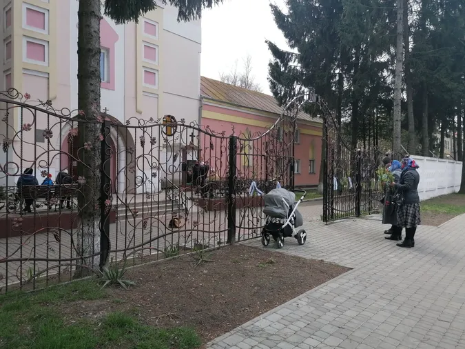 У луцькій церкві на території прикордонного загону освячують вербу (фото)