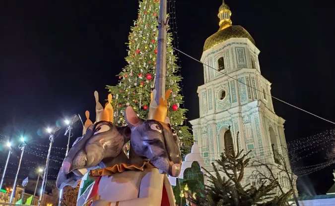У Києві яскраво засяяла головна ялинка України (фото, відео)