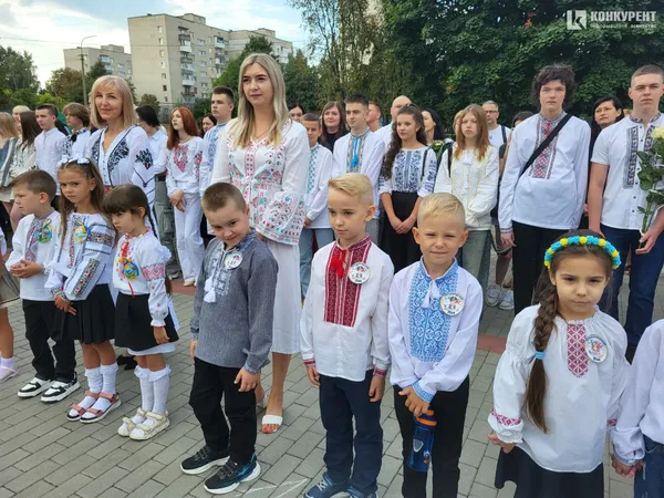 1 вересня у луцькому ліцеї №10: лінійка для першачків та випускників (фото)