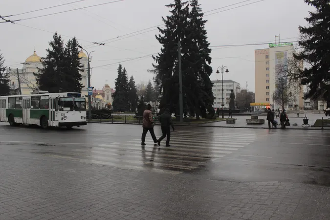 Ожеледиця у Луцьку: місто ледь тримається на ногах (фото)