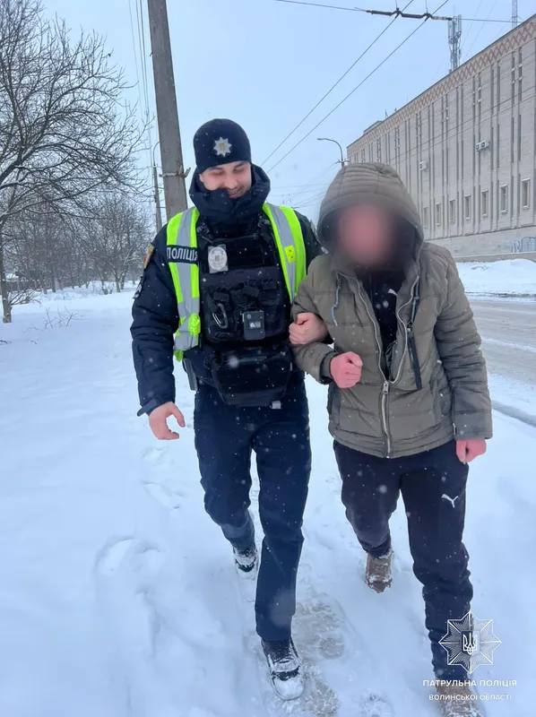 Ледь не замерз посеред вулиці: у Луцьку врятували чоловіка