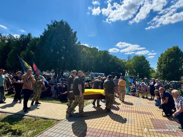 Назавжди 20: на Волині провели в останню дорогу захисника Валентина Агеєнка (фото)