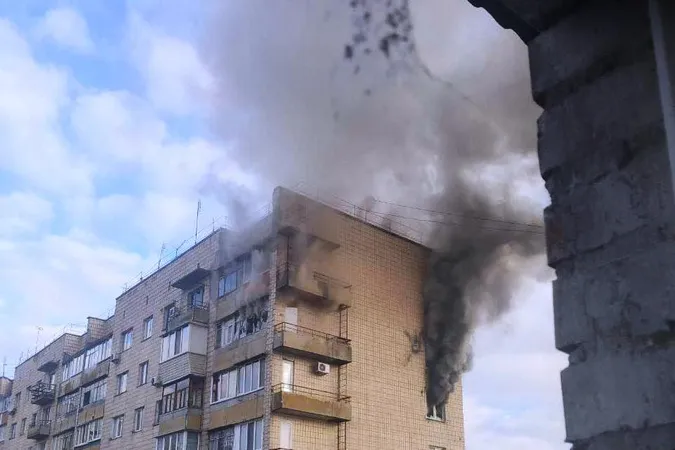 У Бучі під Києвом тривають бої, колона ворога проривається до столиці (відео)