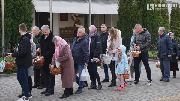 Війна і Воскресіння: у Луцьку святять паски у суботу і без свічок (фото)