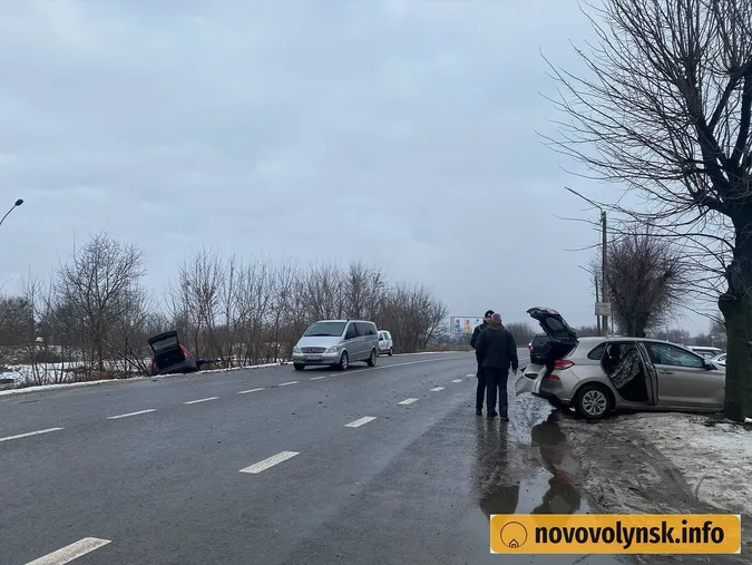 Автівка в кюветі: у Нововолинську не поділили дорогу Volvo і Hyundai (фото)