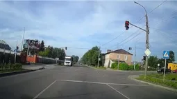 Аномальне перехрестя: водіїв у Луцьку на світлофорі вражає дальтонізм (відео)