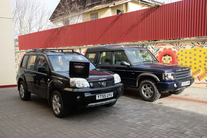 Лучани передали для військових два автомобілі (фото)