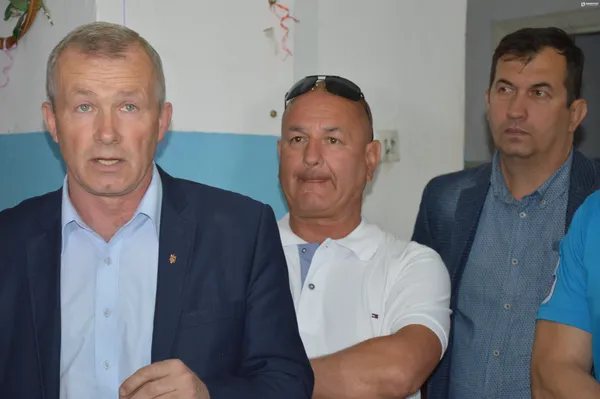 Начальник управління з питань фізичної культури та спорту Луцької міської ради Юрій Волинець (ліворуч)
