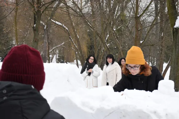У луцькому парку ліплять снігові скульптури (фото)