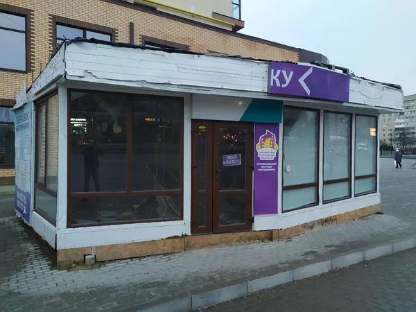 Обдертий МАФ «Егоїста» на Соборності досі не демонтували (фото)