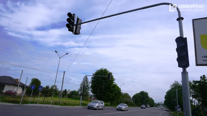 Чому на Об'їзній у Рованцях досі не працюють нові світлофори (фото)
